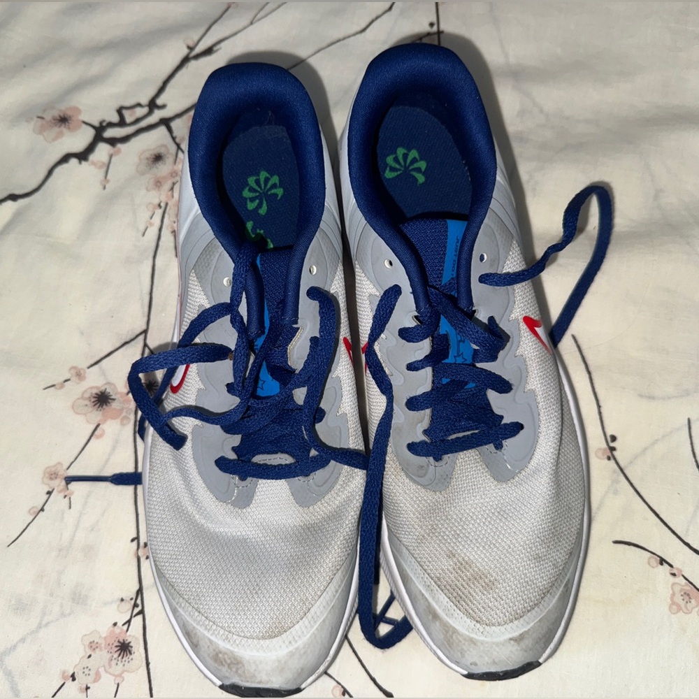 Nike White and Blue Athletic Woman Sneakers/SZ 6